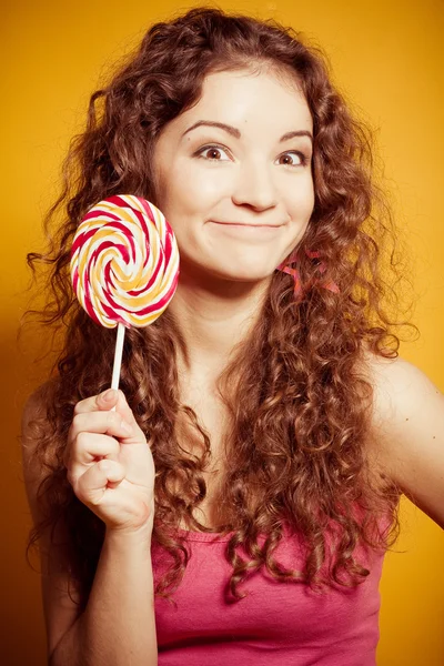 Felice giovane donna con lecca-lecca — Foto Stock