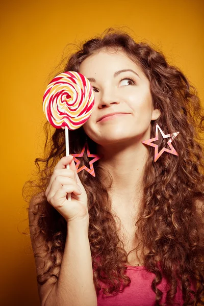 Felice giovane donna con lecca-lecca — Foto Stock