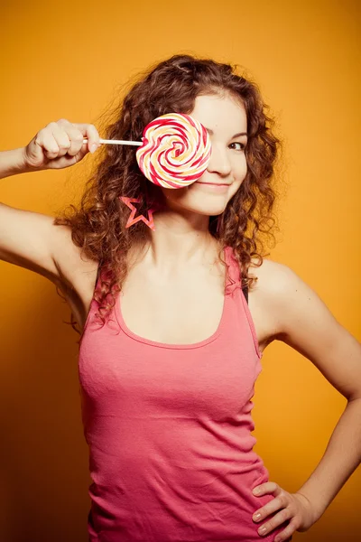 Glad ung kvinna med lollipop — Stockfoto