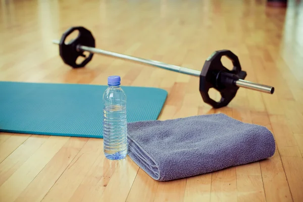 Flasche Wasser, Sporthandtuch und Trainingsgeräte — Stockfoto