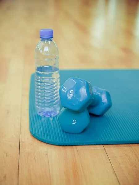 瓶的水，运动毛巾和运动器材 — 图库照片