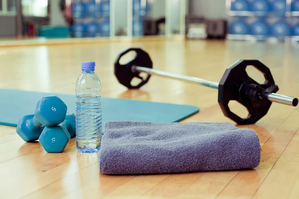 Botella de agua, toalla deportiva y equipo de ejercicio — Foto de Stock