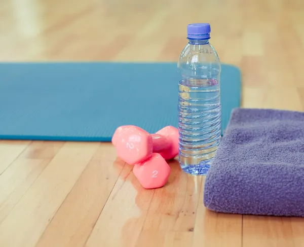 Flasche Wasser, Sporthandtuch und Trainingsgeräte — Stockfoto