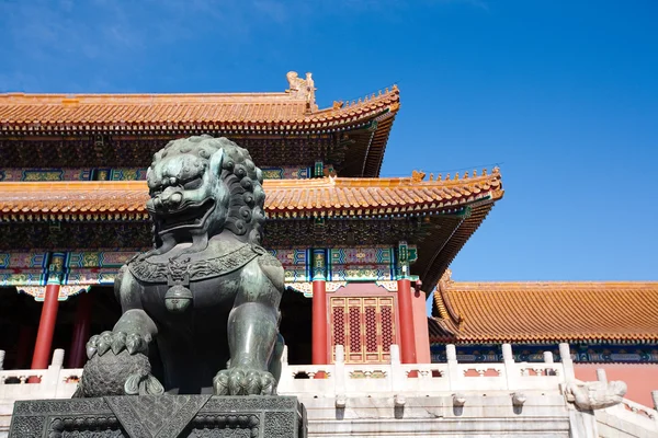 Ancient bronze lion — Stock Photo, Image