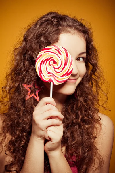 Glückliche junge Frau mit Lutscher — Stockfoto