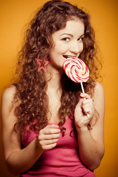 Szczęśliwa młoda kobieta z lizak — Zdjęcie stockowe