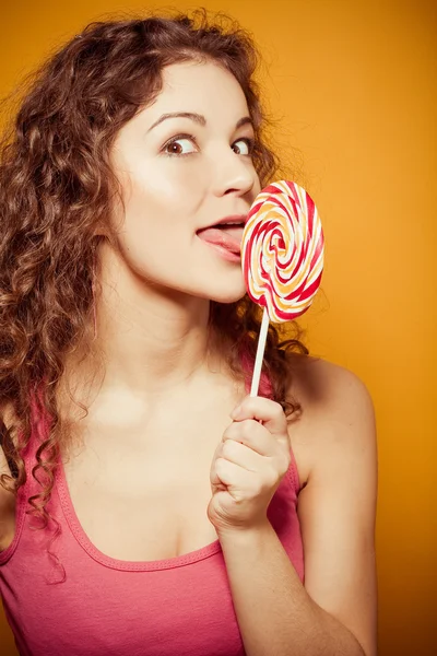 Glad ung kvinna med lollipop — Stockfoto