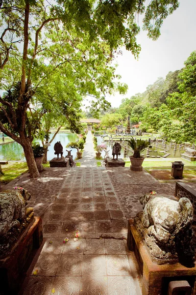 Palacio de agua Tirtagangga en la isla de Bali, Indonesia — Foto de Stock