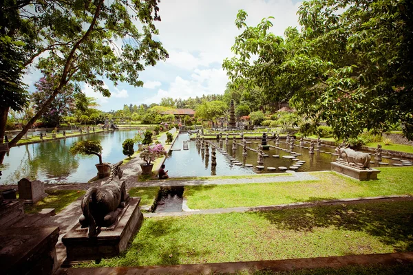 Tirtagangga víz palace Bali szigetén, Indonézia — Stock Fotó