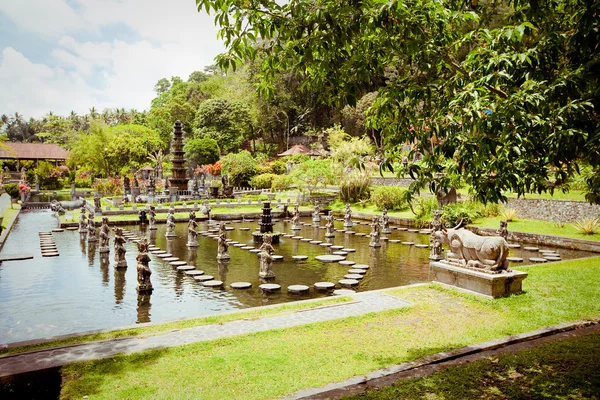 Palácio de águas de Tirtagangga na ilha de Bali, Indonésia — Fotografia de Stock