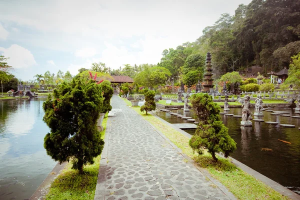 Palacio de agua Tirtagangga en la isla de Bali, Indonesia — Foto de Stock