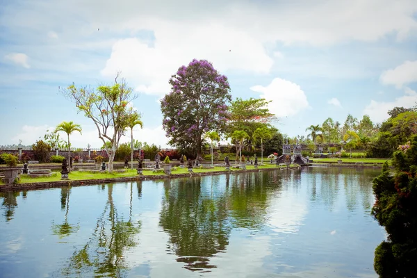 Palacio de agua Tirtagangga en la isla de Bali, Indonesia — Foto de Stock