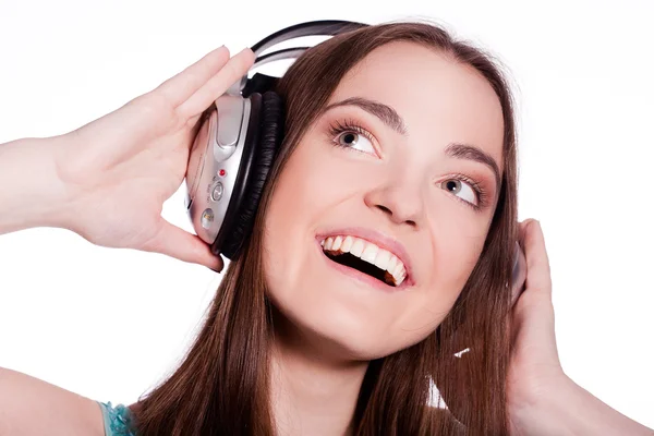 Дівчина з навушниками співає на білому тлі — стокове фото