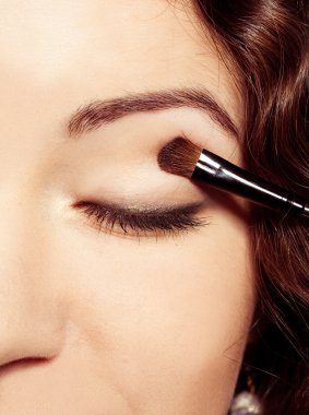 güzel genç bir kadın ile alet yapmak