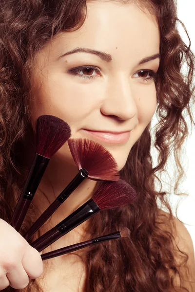 Joven hermosa mujer con herramientas de maquillaje —  Fotos de Stock