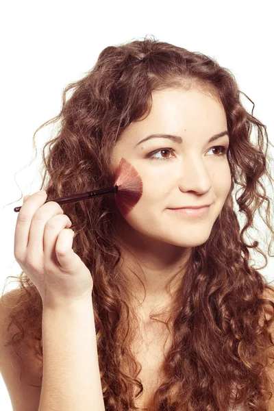 Joven hermosa mujer con herramientas de maquillaje — Foto de Stock