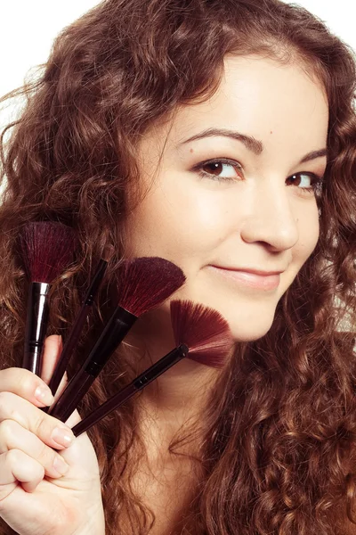 Giovane bella donna con strumenti di trucco — Foto Stock