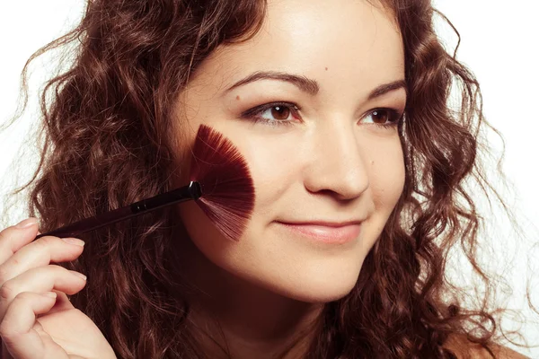 Joven hermosa mujer con herramientas de maquillaje —  Fotos de Stock