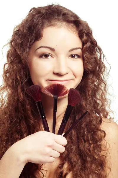 Jovem mulher bonita com ferramentas de maquiagem — Fotografia de Stock
