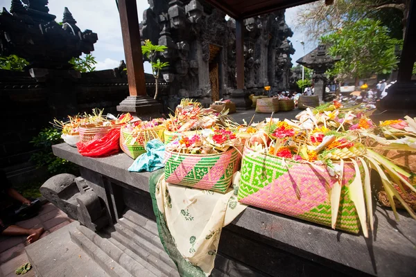 Opfergaben an Götter in Bali mit Blumen, Speisen und Aromastäbchen — Stockfoto