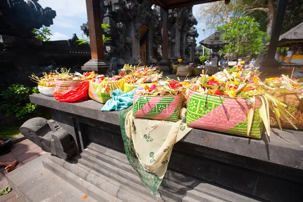 Offerte agli dei a Bali con fiori, cibo e bastoncini aromatici — Foto Stock