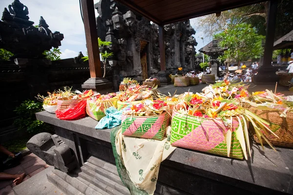 Offers aan goden in bali met bloemen, voedsel en aroma sticks — Stockfoto