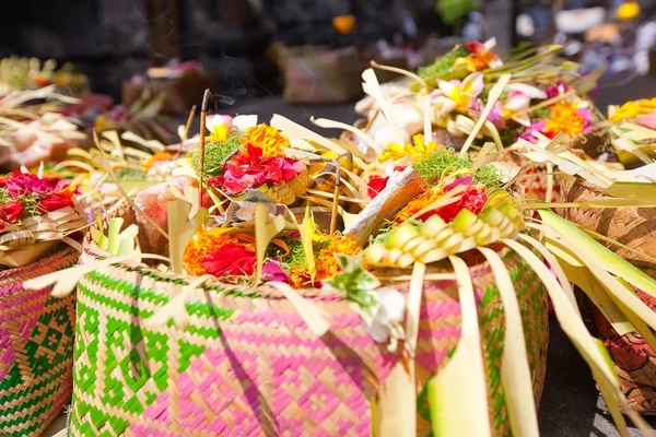 Ofrendas a los dioses en Bali con flores, comida y palitos de aroma —  Fotos de Stock
