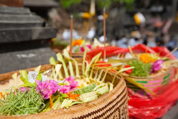 Ofertas a deuses em Bali com flores, comida e palitos de aroma — Fotografia de Stock