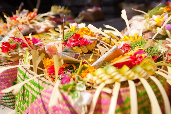 Ofertas a deuses em Bali com flores, comida e palitos de aroma — Fotografia de Stock