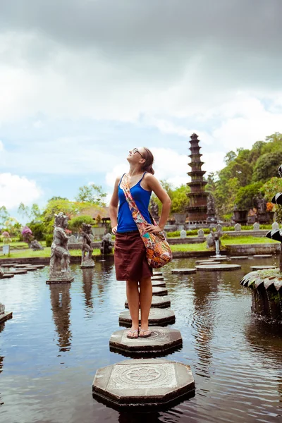 Mujer en Tirtagangga palacio de agua en la isla de Bali, Indonesia —  Fotos de Stock