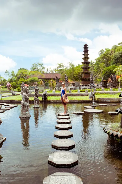 Kvinna i tirtagangga water palace på ön bali, Indonesien — Stockfoto