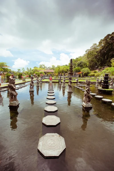 Mujer en Tirtagangga palacio de agua en la isla de Bali, Indonesia —  Fotos de Stock