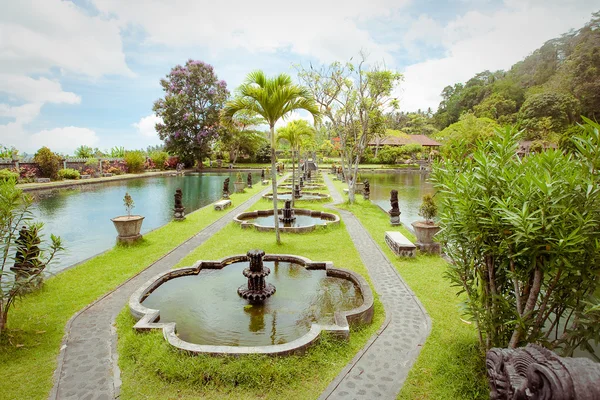 Palacio de agua Tirtagangga en la isla de Bali, Indonesia —  Fotos de Stock