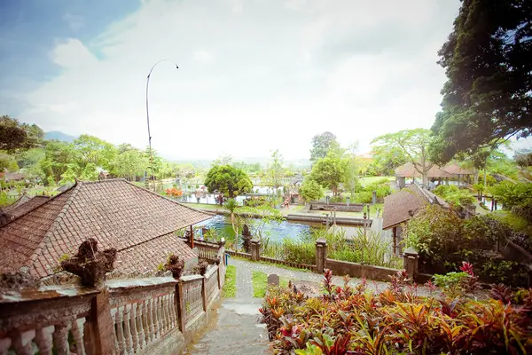 Palacio de agua Tirtagangga en la isla de Bali, Indonesia —  Fotos de Stock