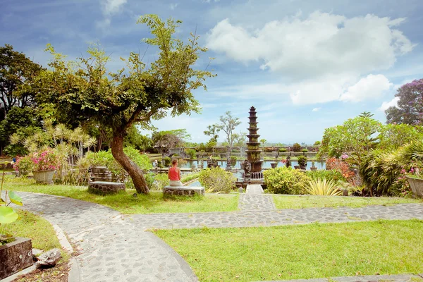 Femme dans Tirtagangga palais de l'eau sur l'île de Bali, Indonésie — Photo