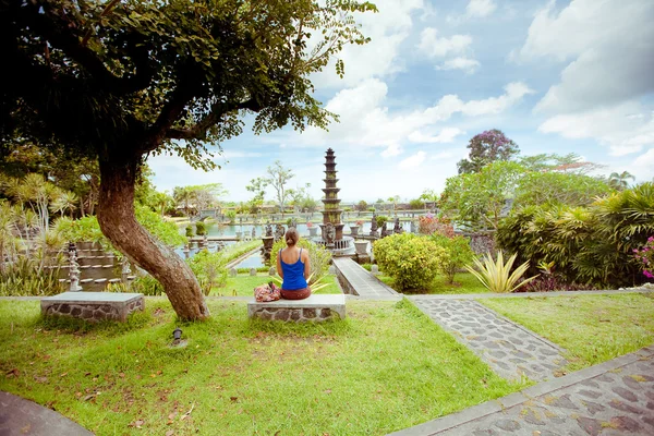 Mulher em Tirtagangga palácio de água na ilha de Bali, Indonésia — Fotografia de Stock