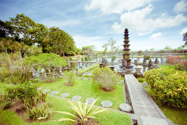 Palácio de águas de Tirtagangga na ilha de Bali, Indonésia — Fotografia de Stock