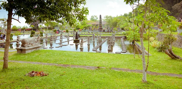 Palacio de agua Tirtagangga en la isla de Bali, Indonesia —  Fotos de Stock