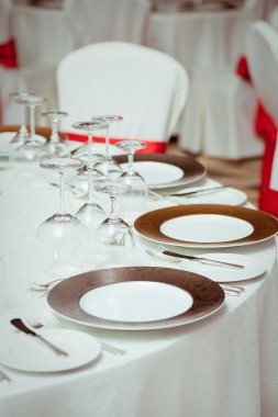 Bir etkinlik ya da düğün resepsiyonu için masa hazır.