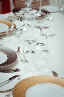 Bir etkinlik ya da düğün resepsiyonu için masa hazır.