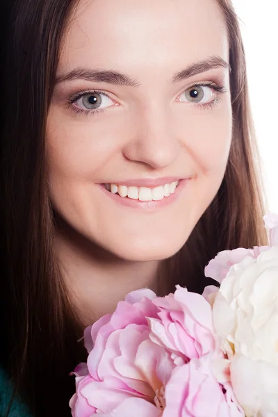 Schöne Frau mit rosa Blumen — Stockfoto