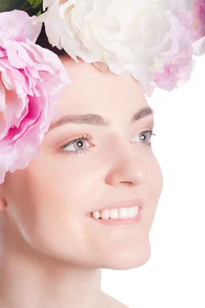 Hermosa mujer con corona de flores —  Fotos de Stock