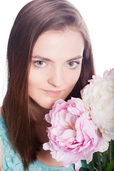 Όμορφη γυναίκα με ροζ λουλούδια — Φωτογραφία Αρχείου