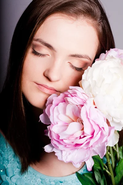 Hermosa mujer con flores rosadas — Foto de Stock