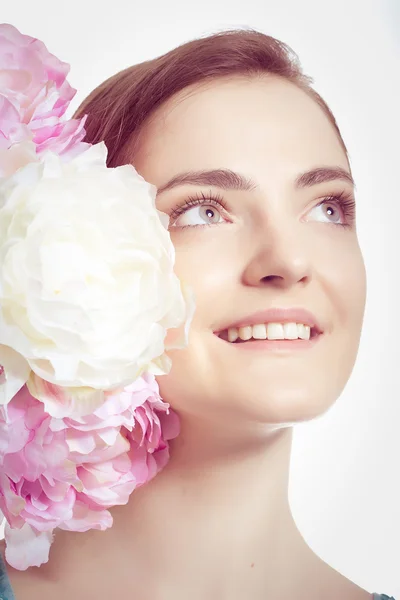 Hermosa mujer con flores rosadas — Foto de Stock