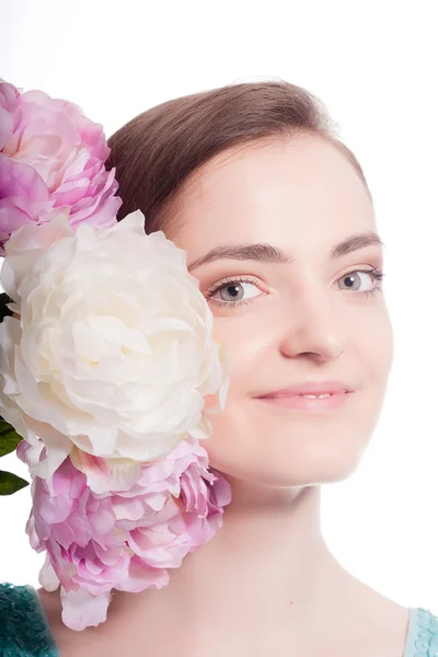 Mulher bonita com flores rosa — Fotografia de Stock
