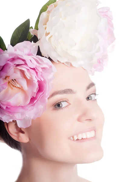 Mooie vrouw met bloemkrans — Stockfoto