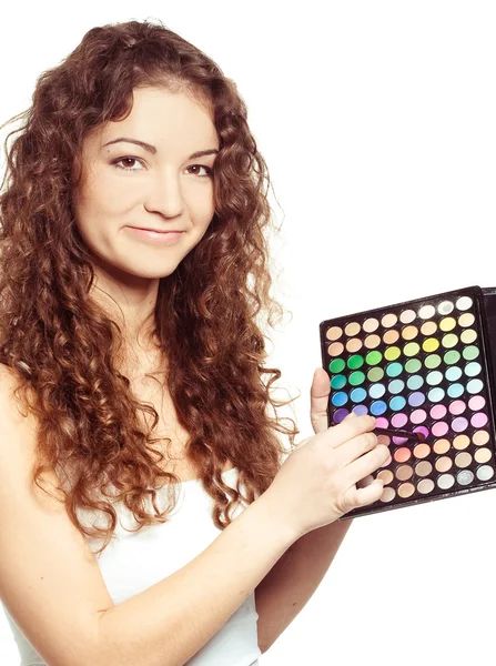 Bella ragazza con la tavolozza di ombretti multicolore — Foto Stock