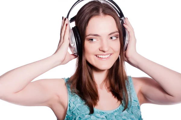 Flicka med hörlurar som sjunger på vit bakgrund — Stockfoto