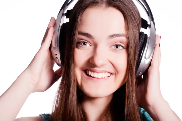 Menina com fones de ouvido cantando em fundo branco — Fotografia de Stock